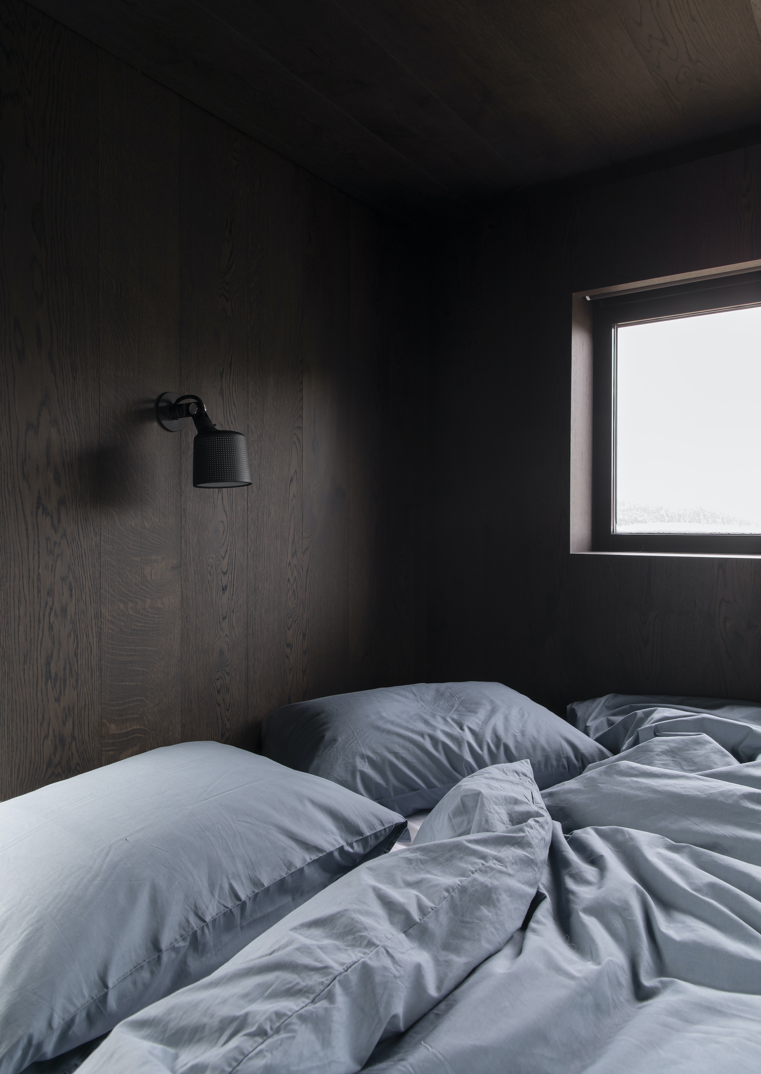 the smoked oak paneling continues upstairs. the bedrooms are made up in blue to 14