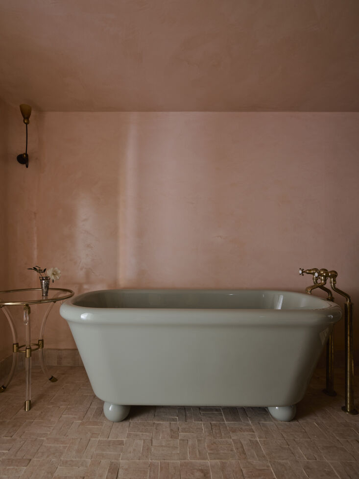 green adds earthy contrast to the otherwise rosy space: the freestanding bath i 14