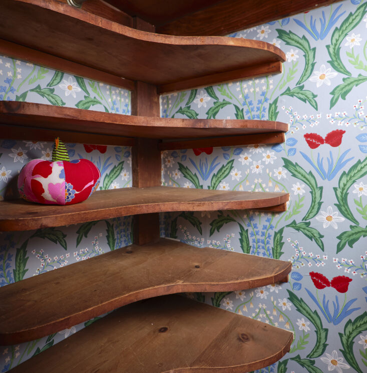 above: this was a tricky but fun spot to wallpaper, nestled in between our vint 12