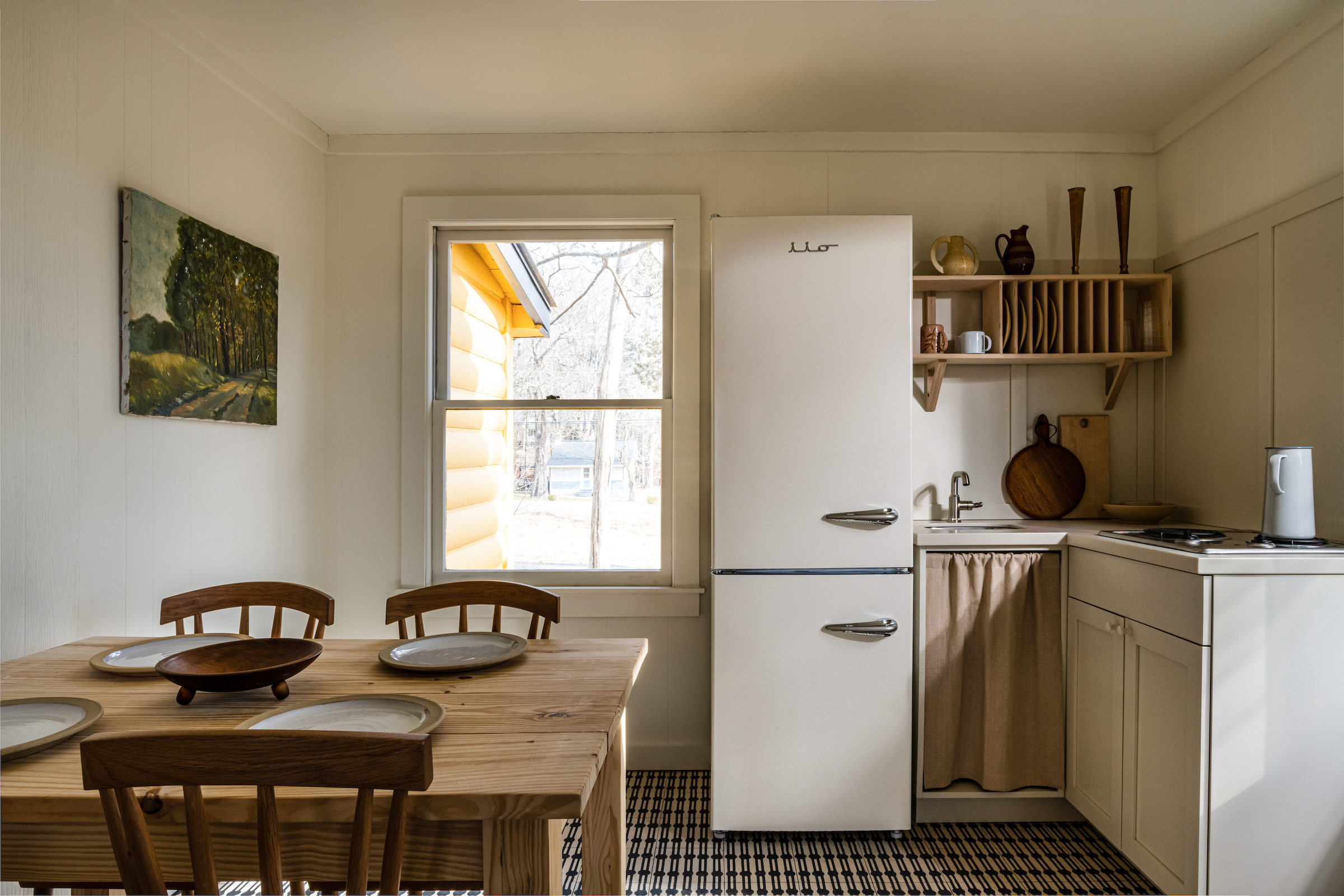 the compact kitchen in this two bedroom cabin has an iio retro mod fridge and a 24