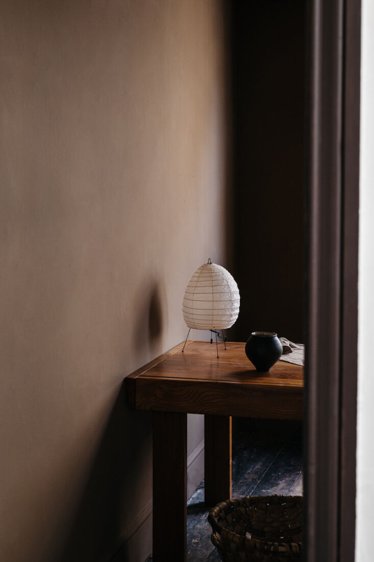 zumai walls in cassandra’s studio space. a noguchi paper desk light sits 15