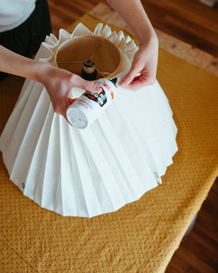 diy pleated lampshade by annie quigley, photo by mel walbridge for remodelista 19