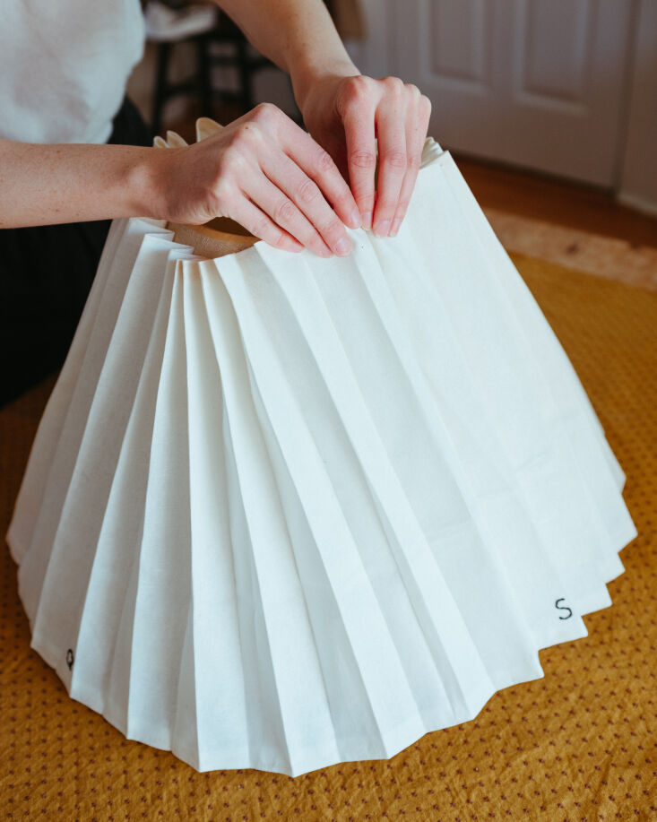 diy pleated lampshade by annie quigley, photo by mel walbridge for remodelista 20