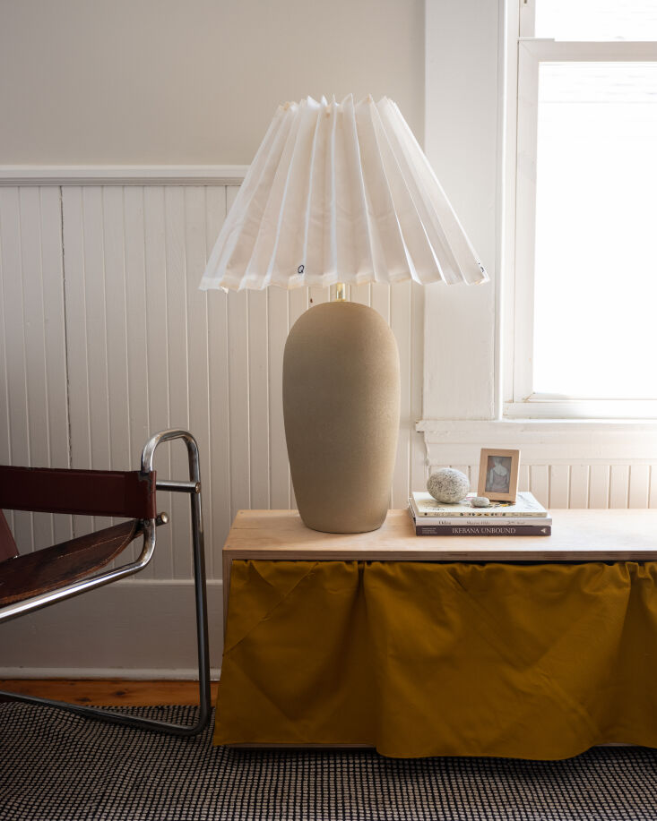 diy pleated lampshade by annie quigley, photo by mel walbridge for remodelista 16