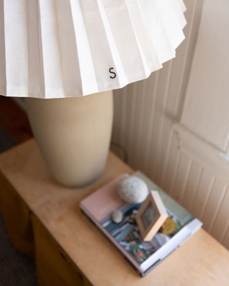 diy pleated lampshade by annie quigley, photo by mel walbridge for remodelista 22