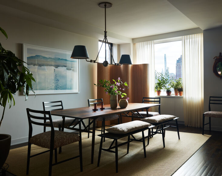 in the nyc apartment, heide and rafe softened the lines of the dining room with 14