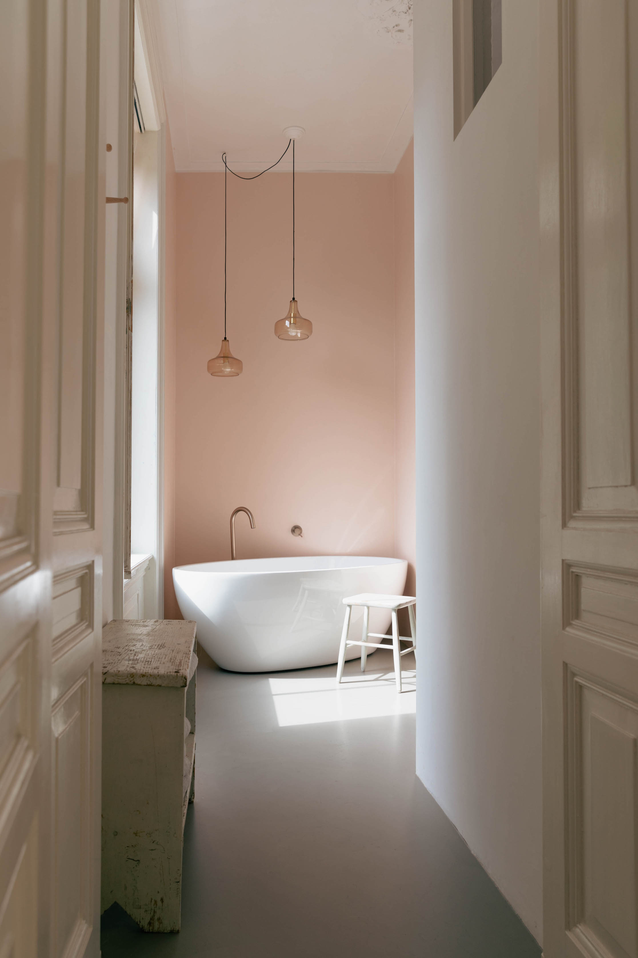the wall behind the tub is painted pink peach from vestingh. 23