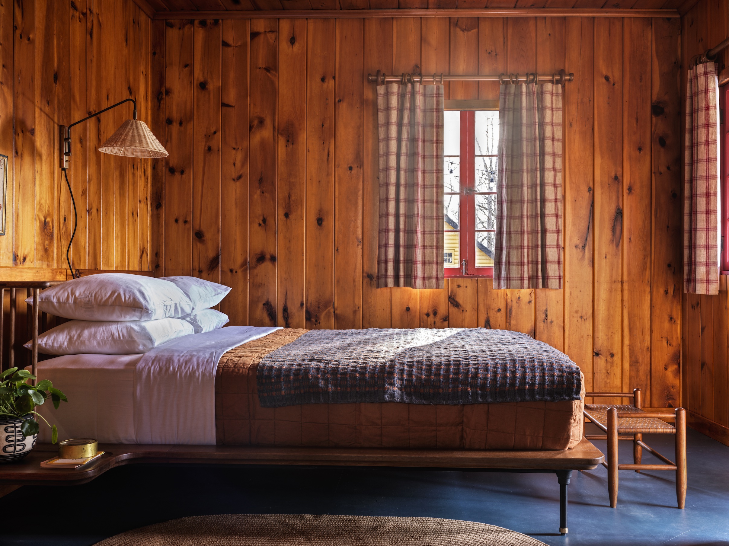camptown cabin bedroom. chris mottalini photo. 11