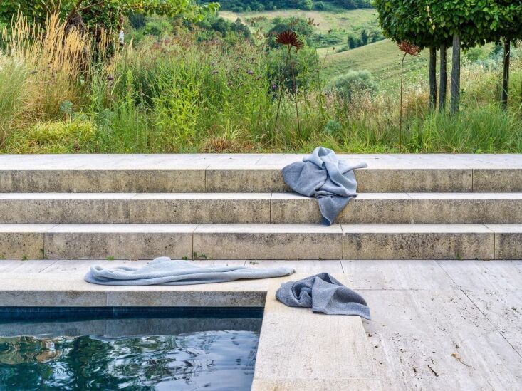 the montecatini towels in pietra and blue made of yarn dyed linen waffle. 21