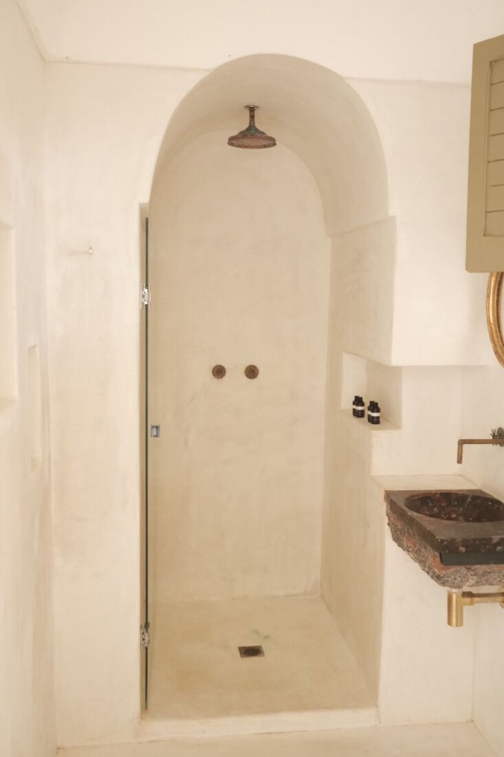 arches and curves are in; here, one sculptural niche hosts a guest shower. 20