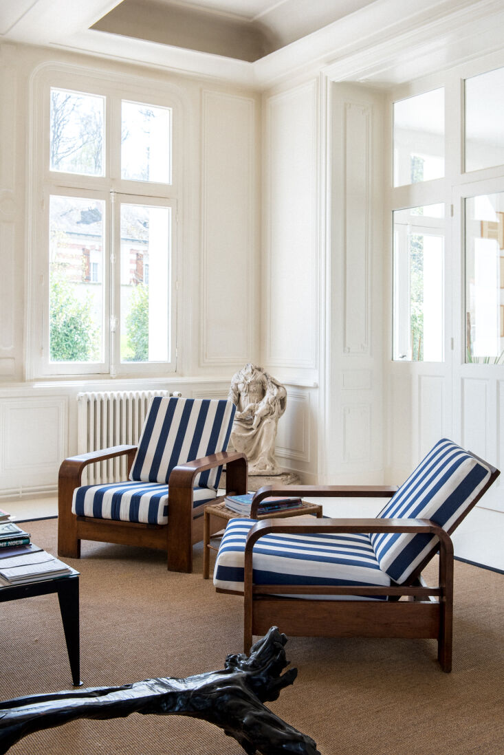 vintage lounge chairs upholstered in wide navy stripe fabric. photo by anna fou 18