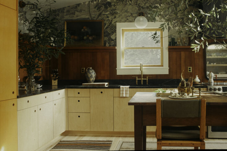 Se eliminaron casi todos los detalles originales de la casa, lo que requirió 17