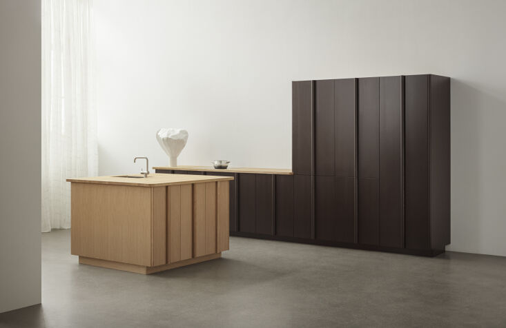 the kitchen is available in six finishes: natural oak, white ash, and painted v 21