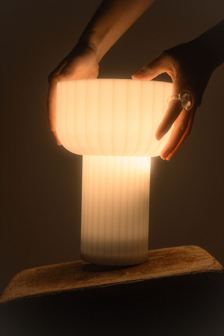 the word tafellamp ($198), ontworpen door studio word en geïnspireerd op griekse col 19