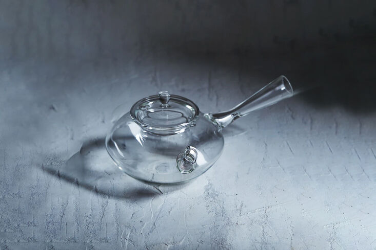 the simplicity glass teapot has a coil strainer at the base of the spout allowi 18