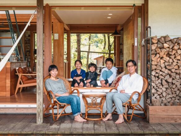hironobu kagae and family sinken community manager  
