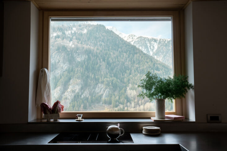 the couple, who are avid cooks, positioned the cooktop by a window for a specta 16