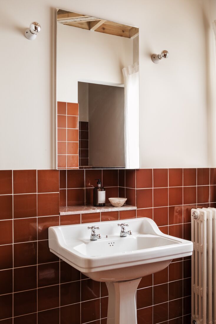 in the bathroom, more catalan clay tiles in terracotta red from cerámicas  21