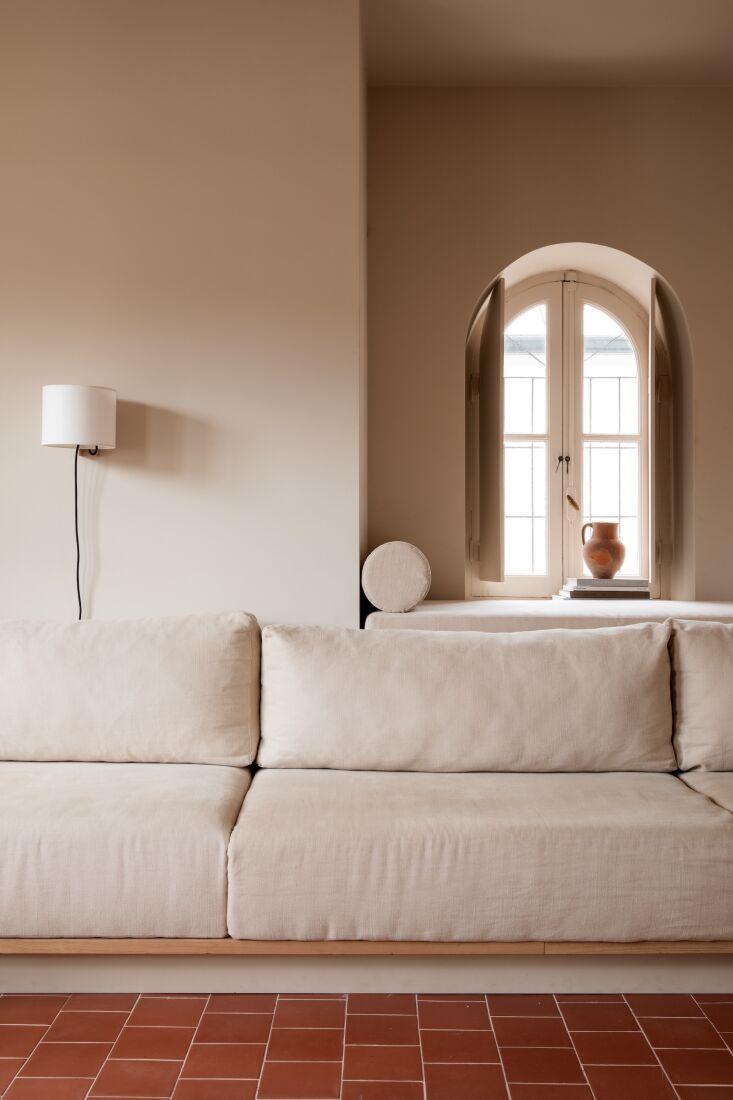 plantea estudio designed the modern built in linen sofas in the living areas. 16