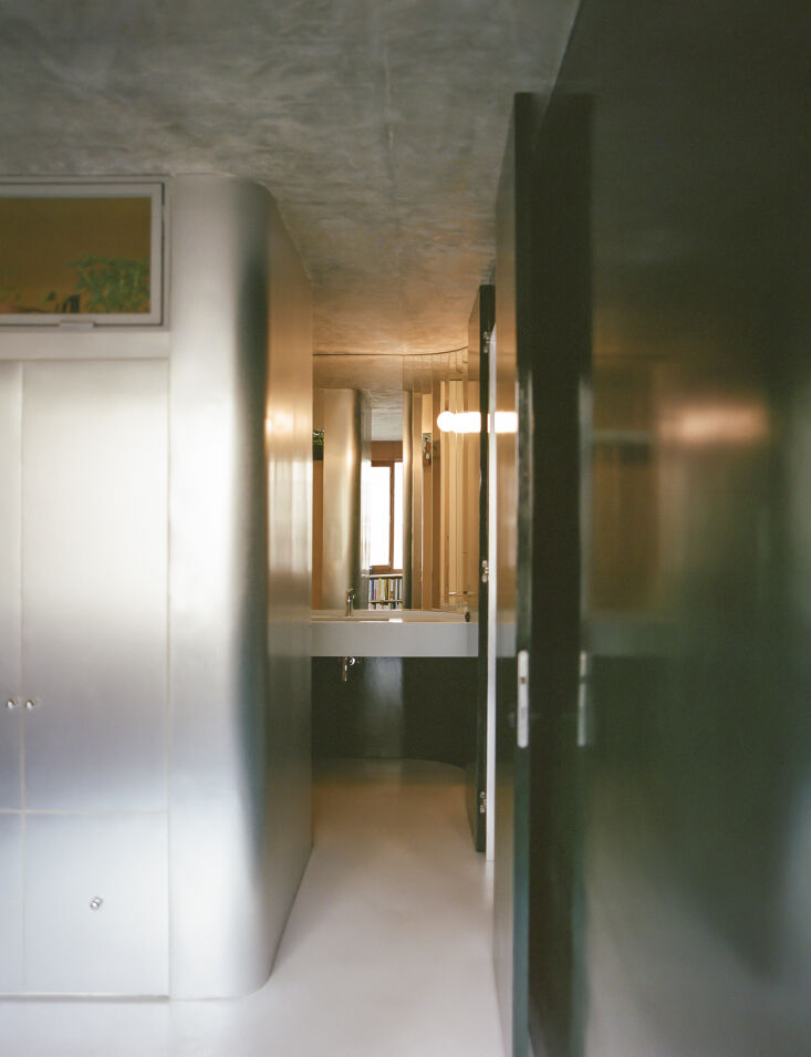 custom, frameless full height doors throughout the apartment maintain the visua 28