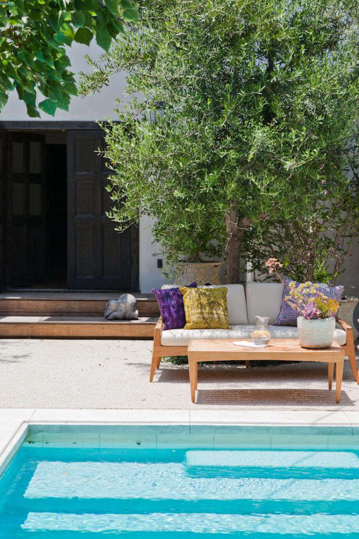 StealThisLook:EsteeStanley'sOutdoorPatioinLA-Gardenista