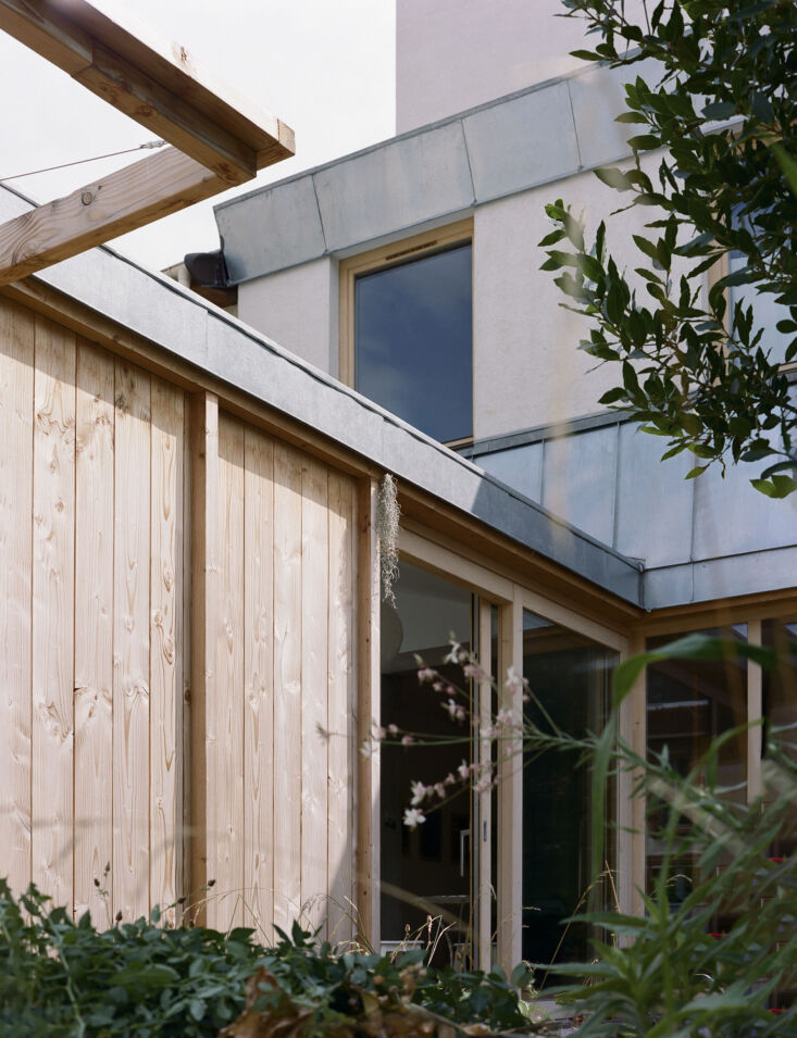 the wood cladding on the exterior is douglas fir that mudo chose for its durabi 18