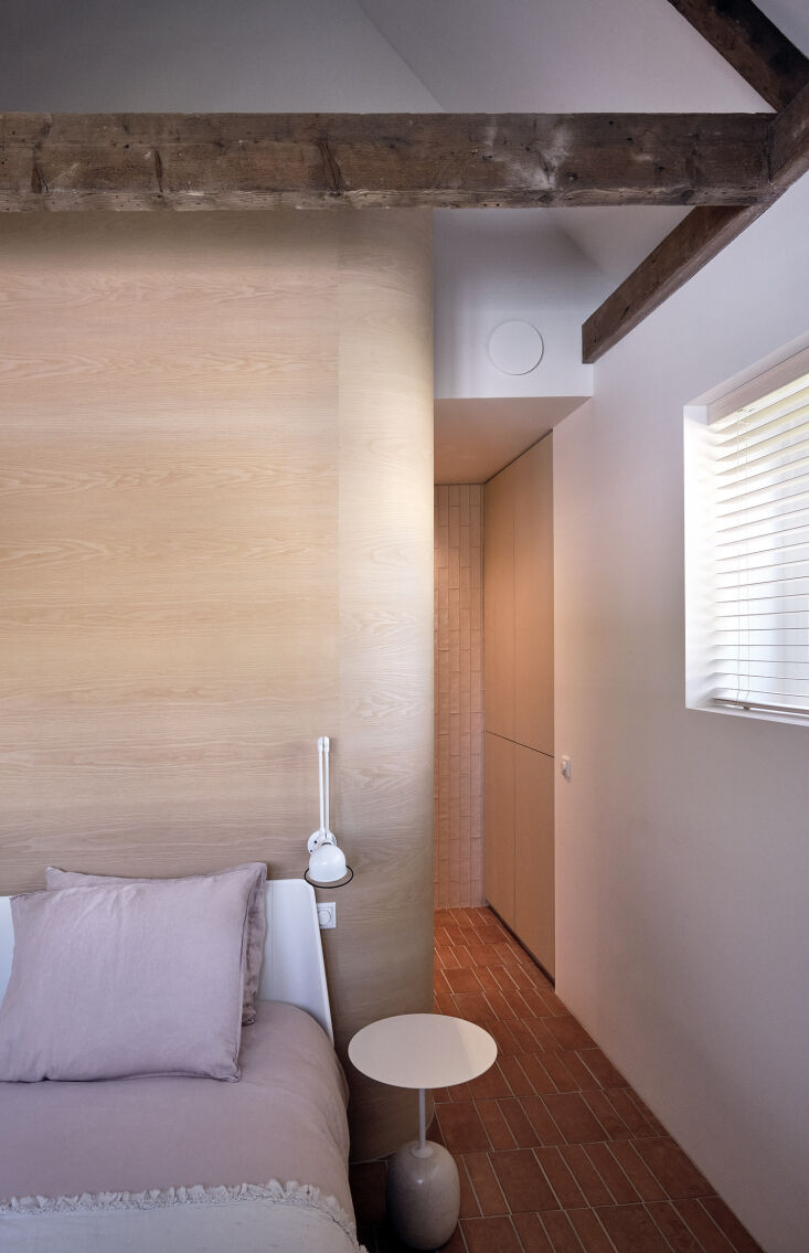 a curved wood wall is made of ash veneer on curved multiplex and on a timber fr 32