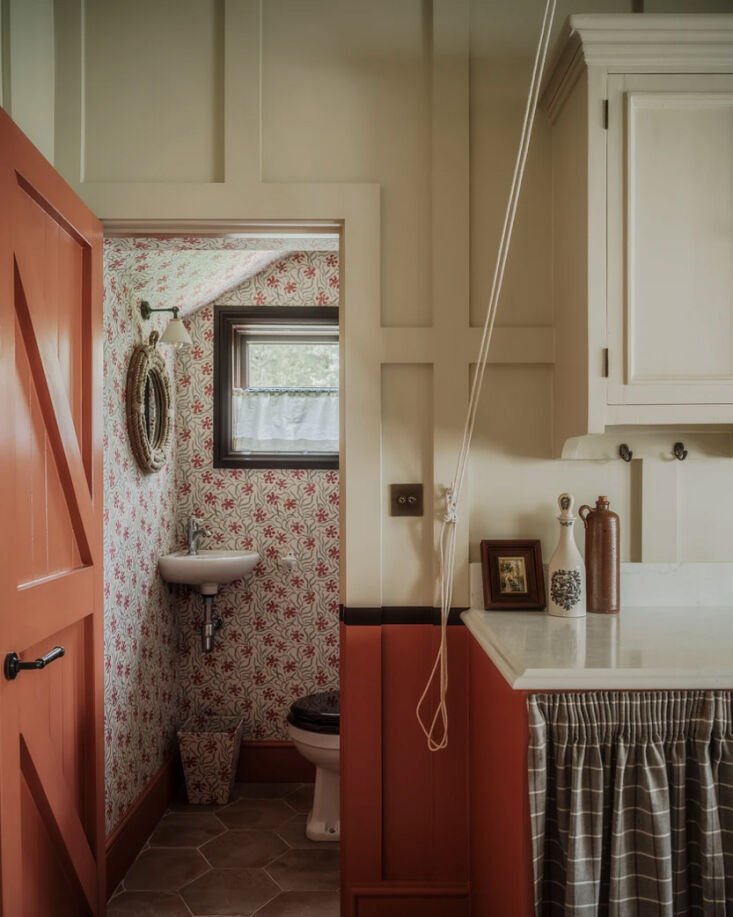 Una puerta conduce a un aseo de bolsillo, situado junto al maletero, con suelo hexagonal hasta las 19