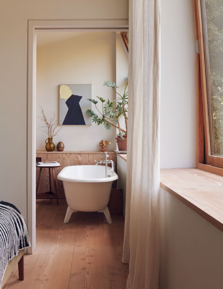 the painting over the tub is by polish artist agnieszka katz barlow, a friend o 31