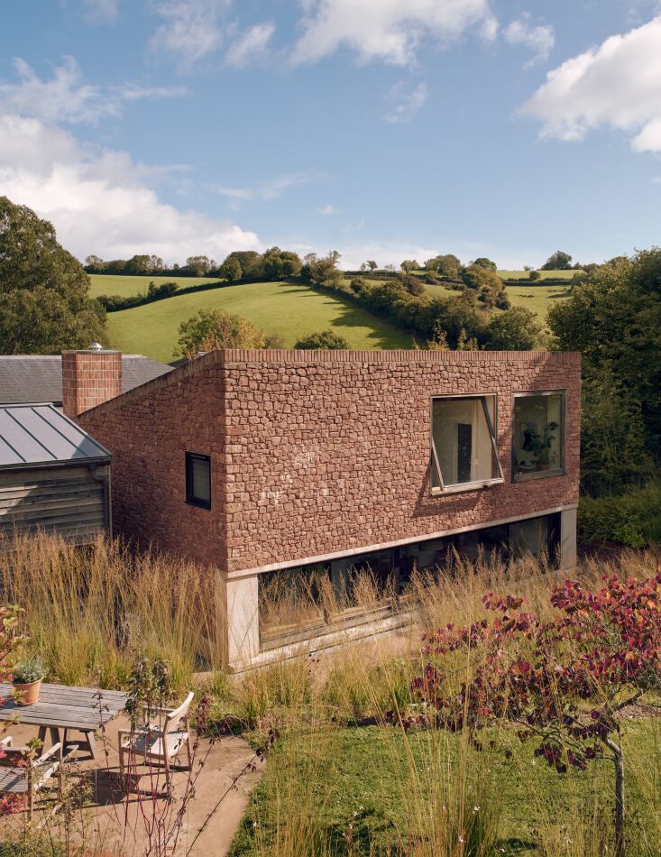 El nuevo edificio central está revestido de arenisca rosa extraída localmente y bordeado con 17