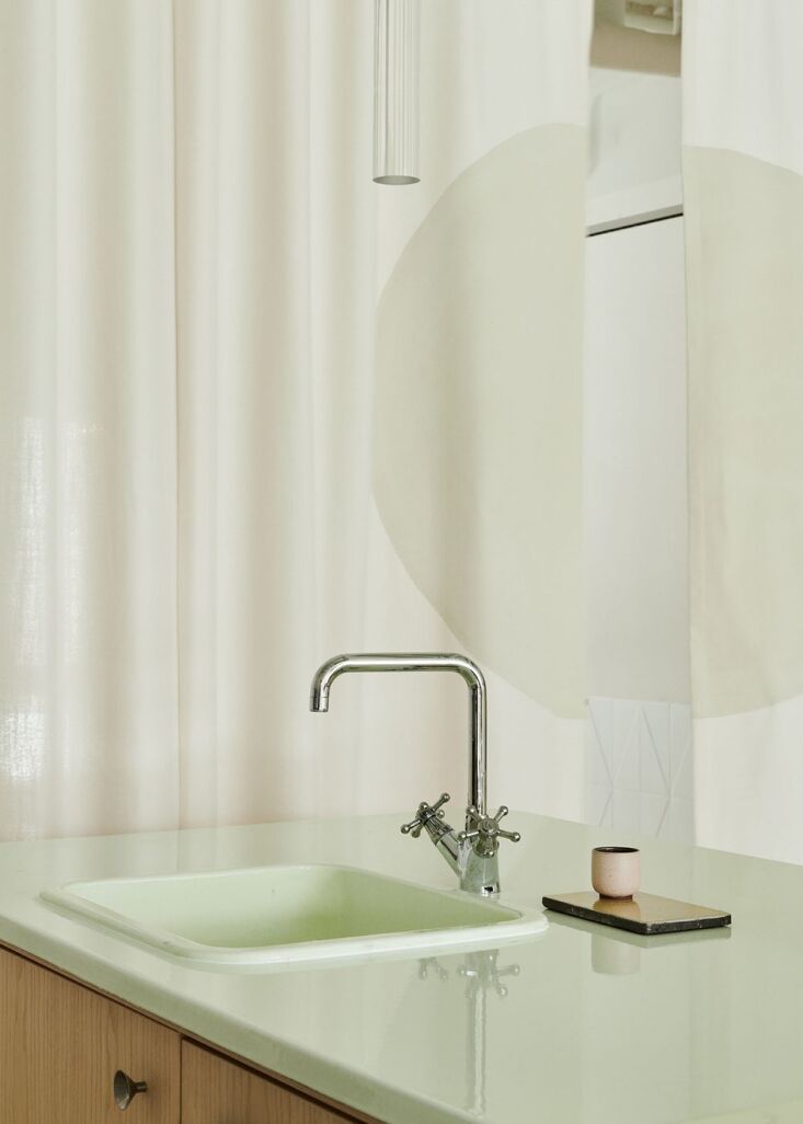 La popular marca File, con sede en Copenhague, ofrece lavabos de lava vidriados personalizados (sh 22