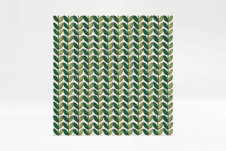 Los azulejos de detrás del baño son azulejos sol tappeto 3 de la empresa italiana ragn 21