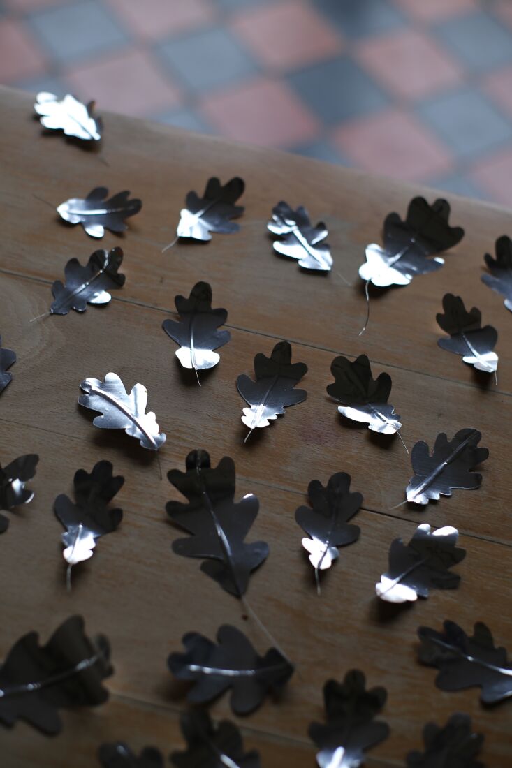 give the leaves a natural curl and they\2\17;re reading for hanging. 23