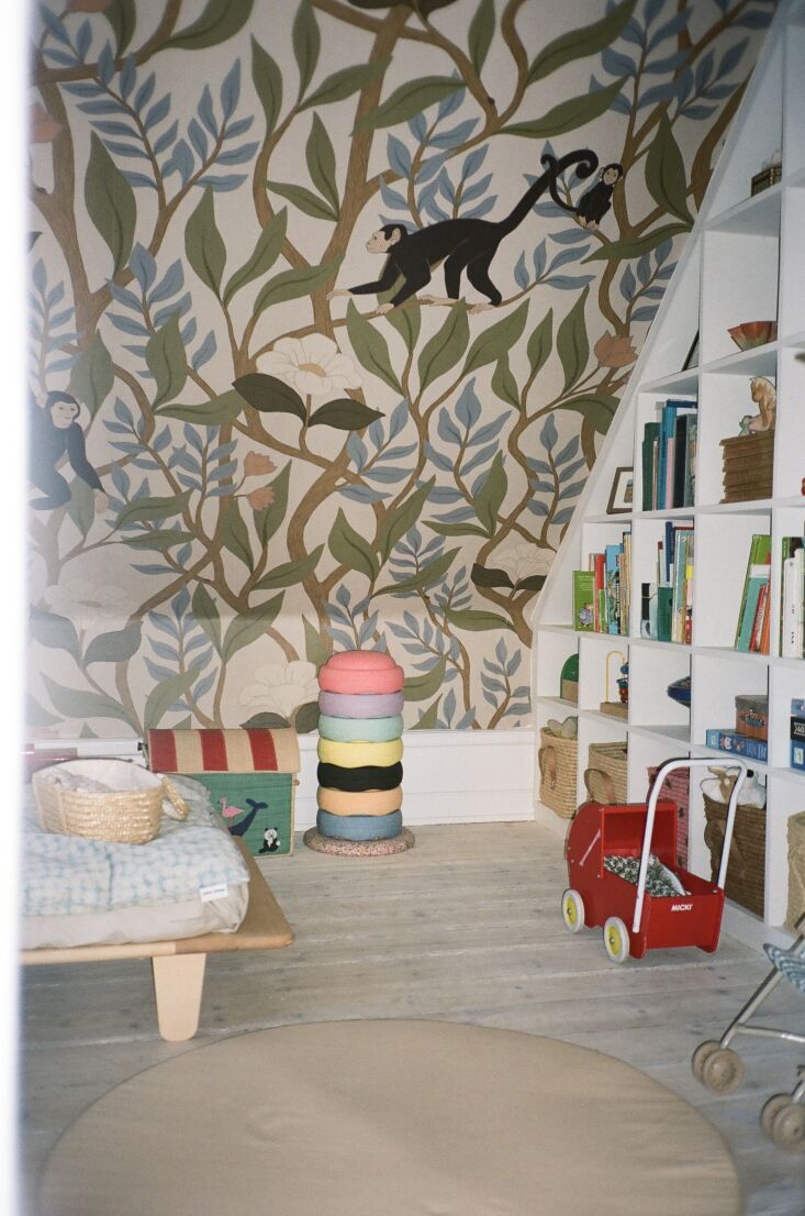 an instant mural created from belarte studio\2\17;s climbing monkeys wal 34