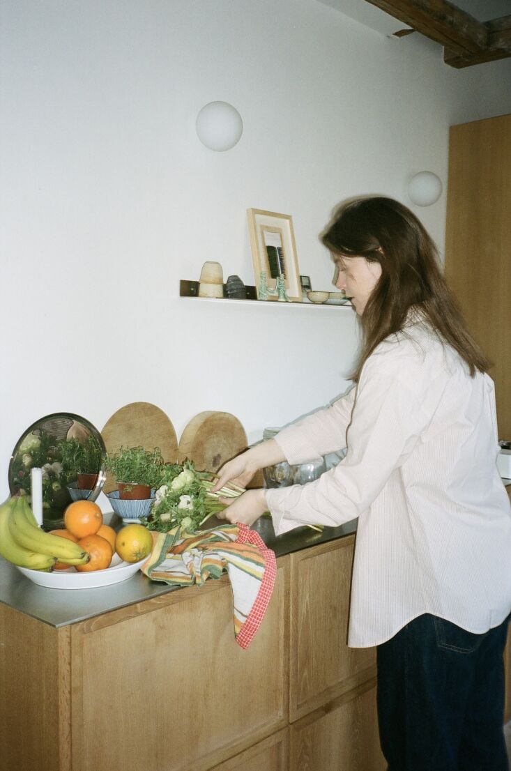 \2\20;richard had to tailor every cabinet and tabletop to the crooked wa 26