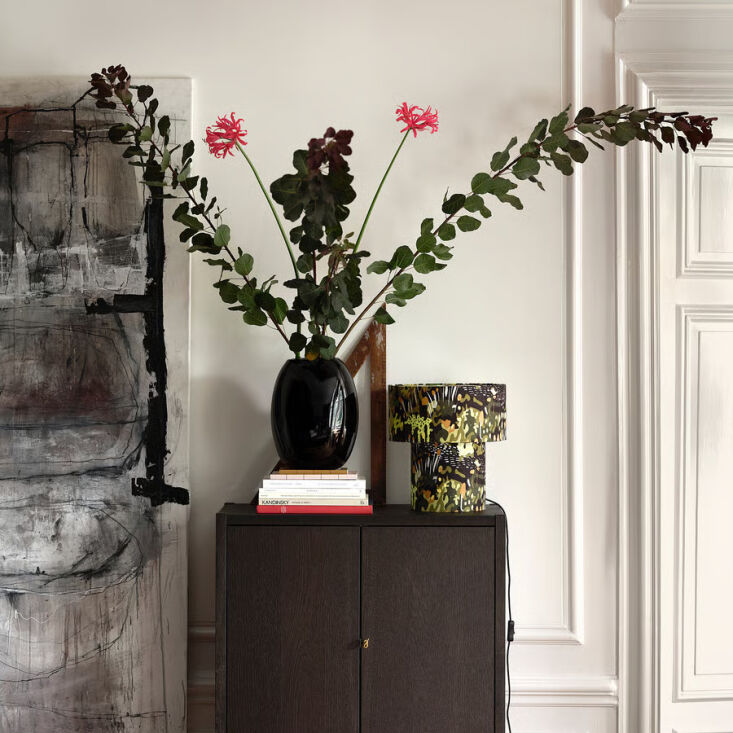 La lámpara de mesa Stockholm\20\25 ($79) también está disponible en Sunshine Yellow. 18