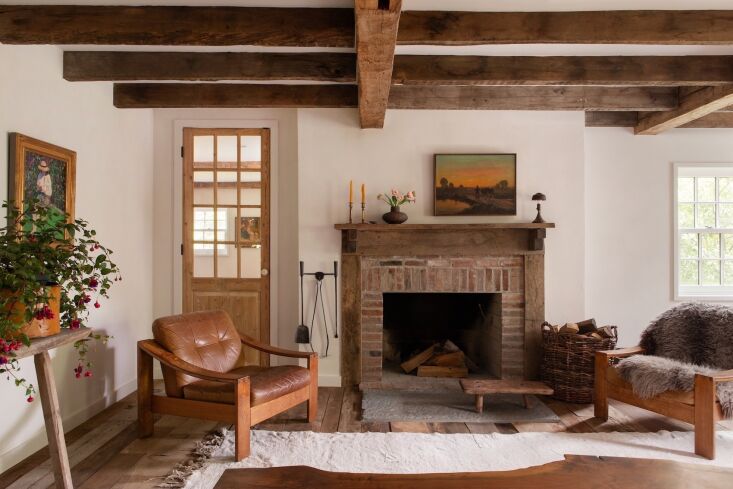 Amanda busca una repisa nueva para el original 20 en el salón