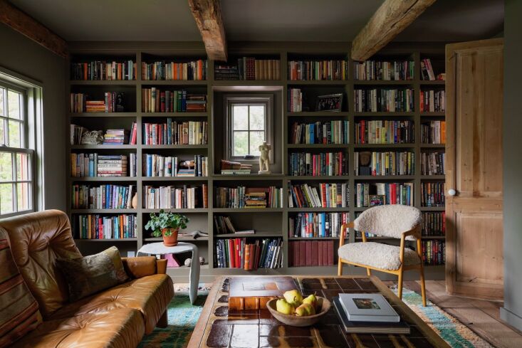 Biblioteca/sala de televisión. Los muebles son vintage y muchos de ellos viajan al siglo XXI.