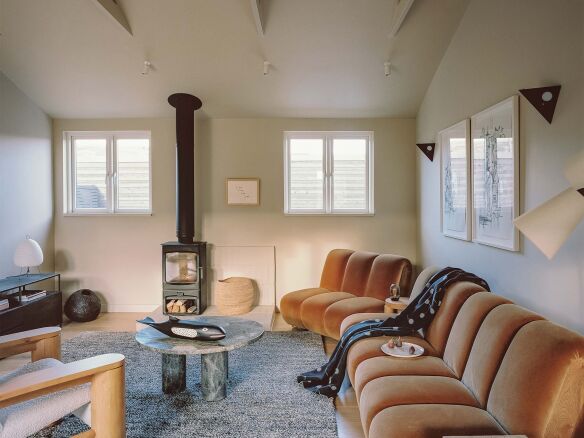 Natural Materials by the Shore Architecture for Londons Dorset Beach House portrait 3
