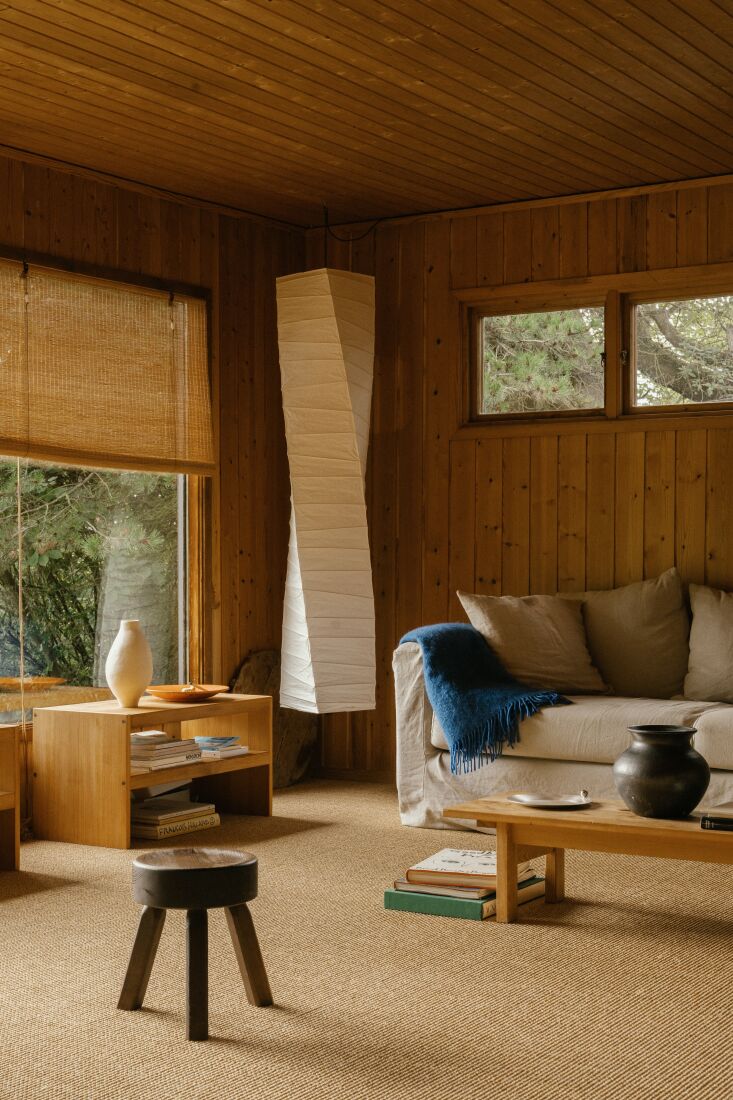 La casa está diseñada con materiales honestos y naturales de una variedad de bosques y bosques 17