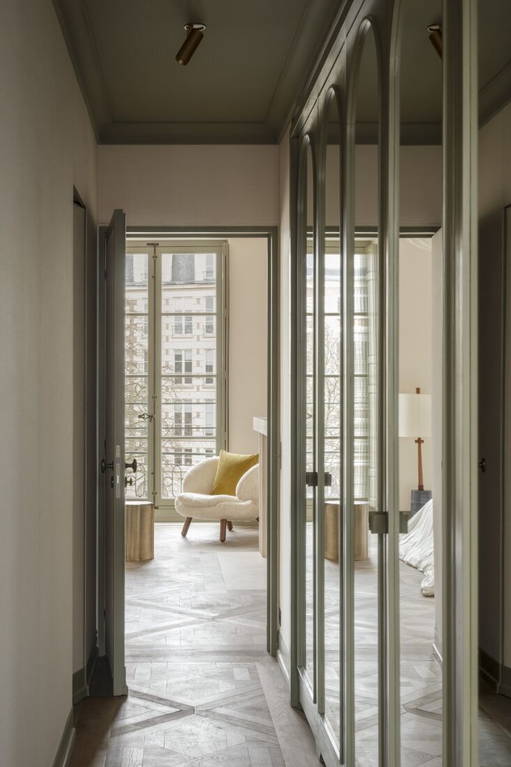 vista desde el pasillo hasta el dormitorio principal destaca finn juhl pelican 18