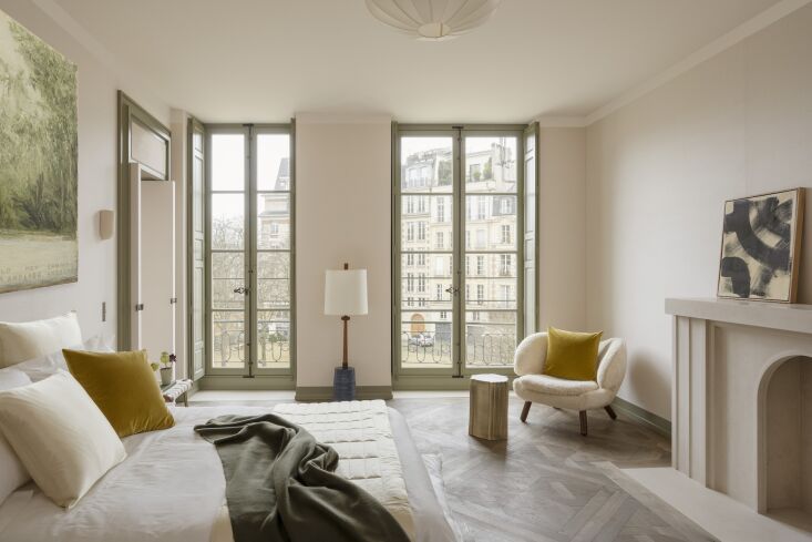 La ventana está flanqueada por una lámpara de pie Gordon & Jane Martz de los años 60. No 19