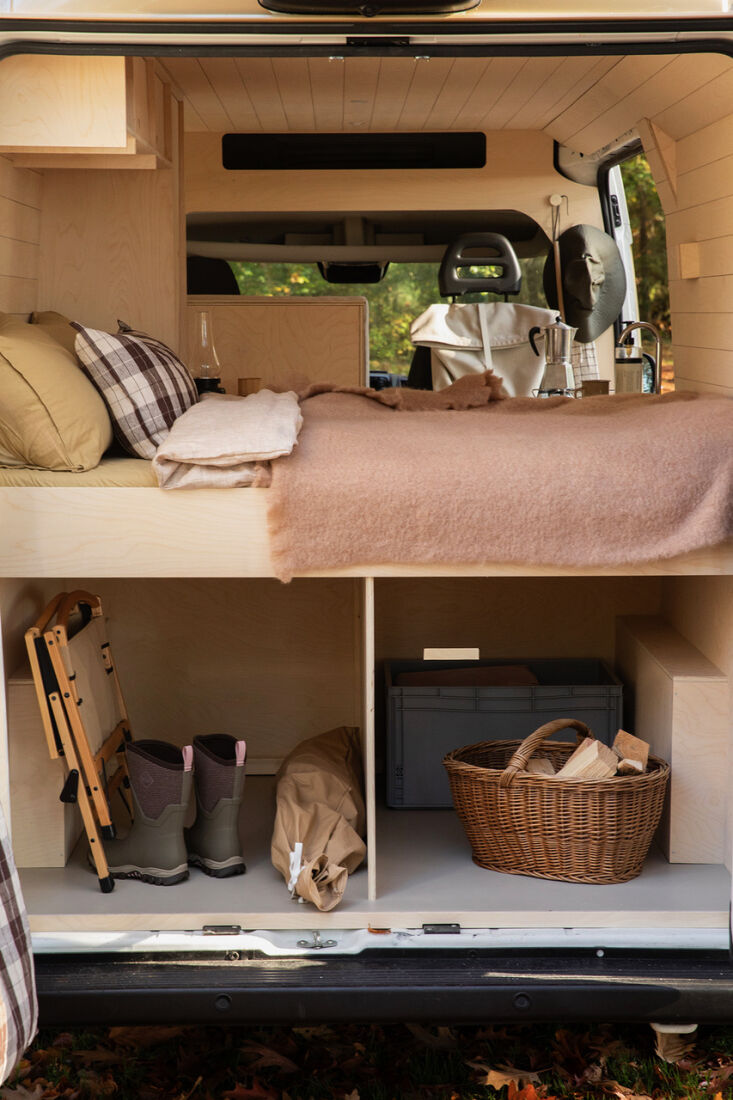 Remco utiliza madera contrachapada de abedul para construir y revestir el interior de la caravana. este es el 19