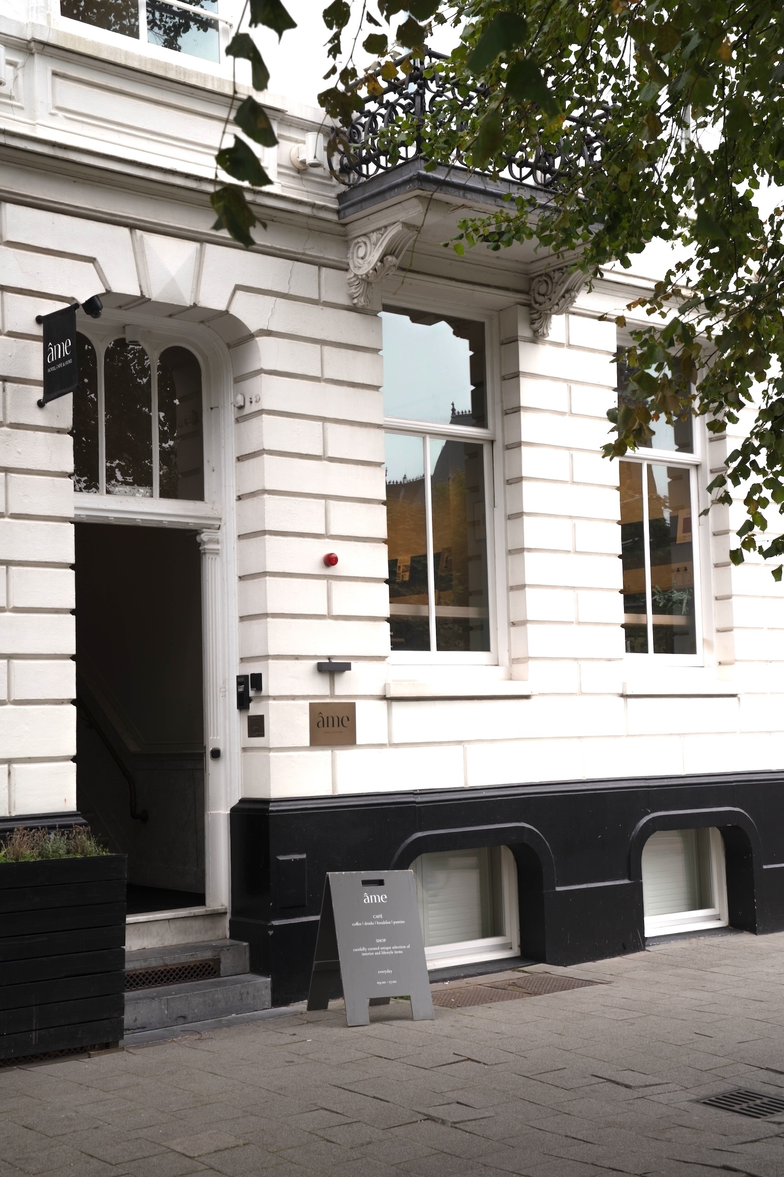 Edificio neoclásico de cinco plantas str 17 situado en la plaza central de Rotterdam