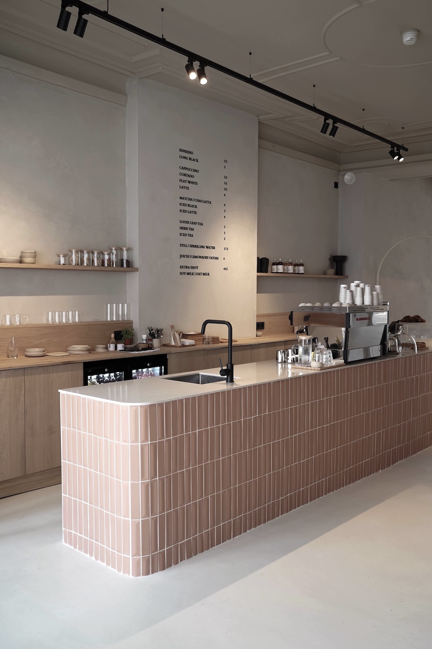 La cafetería del primer piso es un lugar de encuentro para huéspedes y lugareños. &18