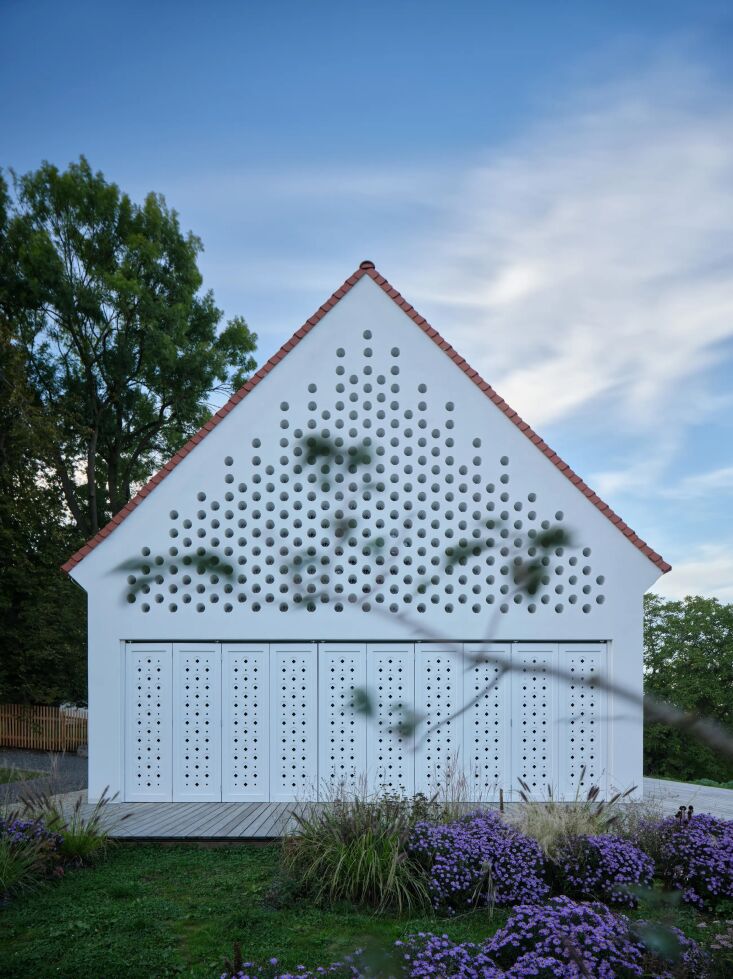 La casa puede estar completamente abierta al paisaje o cerrada para resaltar sus 18