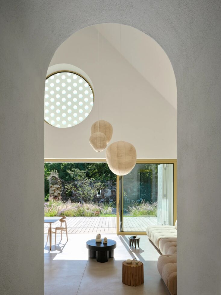 Vista del salón cuando la puerta está abierta. Veintidós