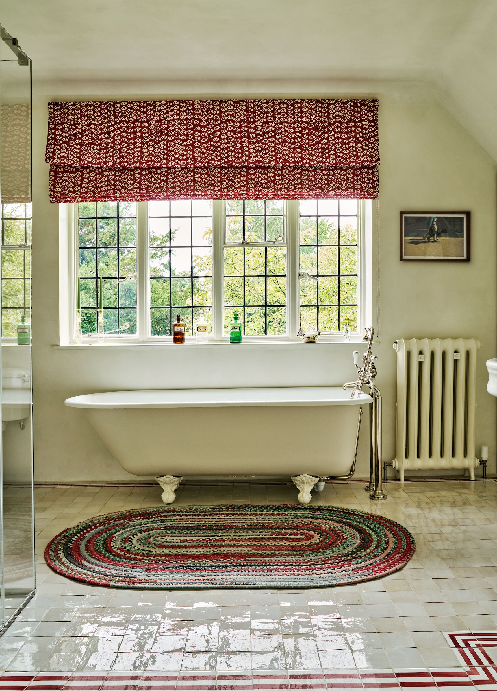 La misma habitación tiene una bañera antigua con patas y vistas. Hollond dijo que solo tenía 18 años.