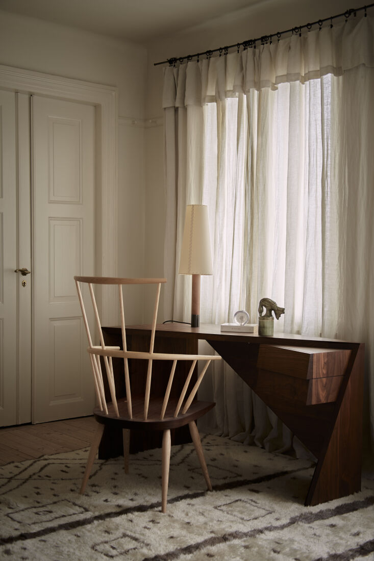 the deneb desk with the kimble windsor chair, both by de la espada, with the sa 31