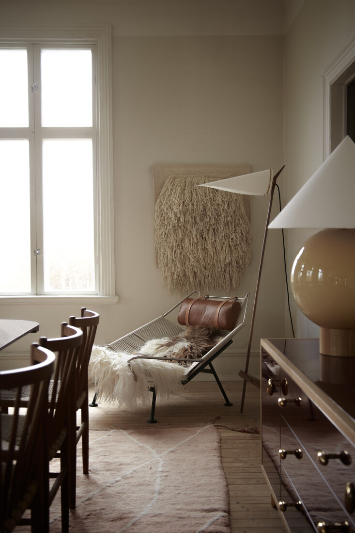 the pp\2\25 flag halyard chair, joe armitage floor lamp, and tapestry no.04 fro 27